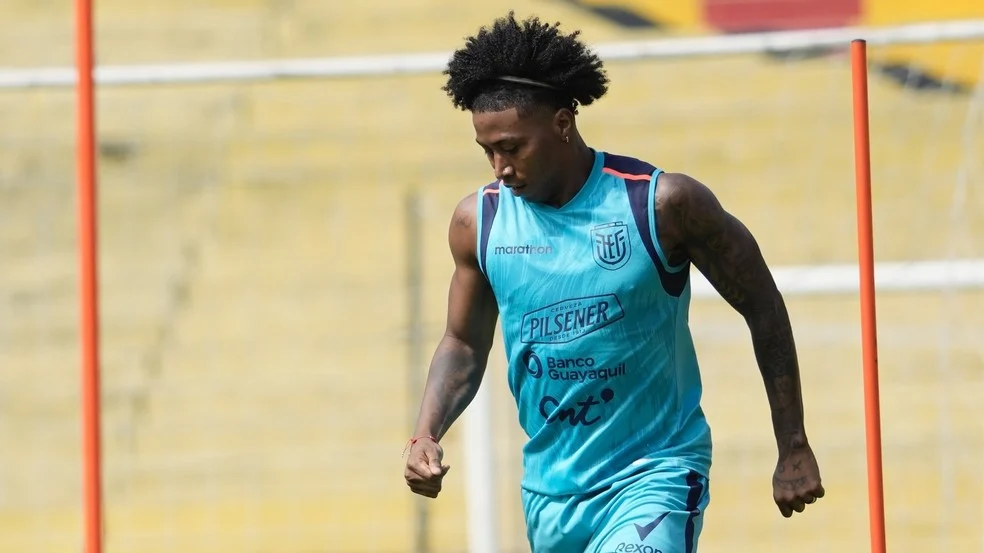 Preciado Equador em ação — lateral do Equador