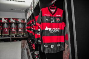 Camisa do Vitória com a marca Nego — marca própria do Vitória