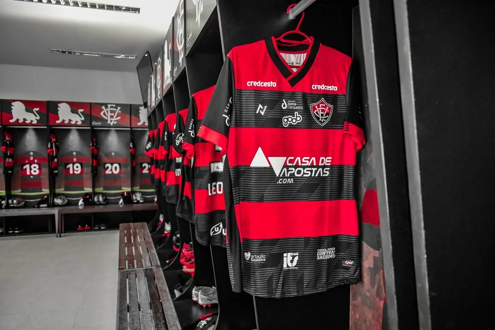Camisa do Vitória com a marca Nego — marca própria do Vitória