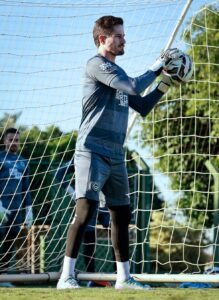 Tadeu no Goiás em treino — goleiro em recuperação