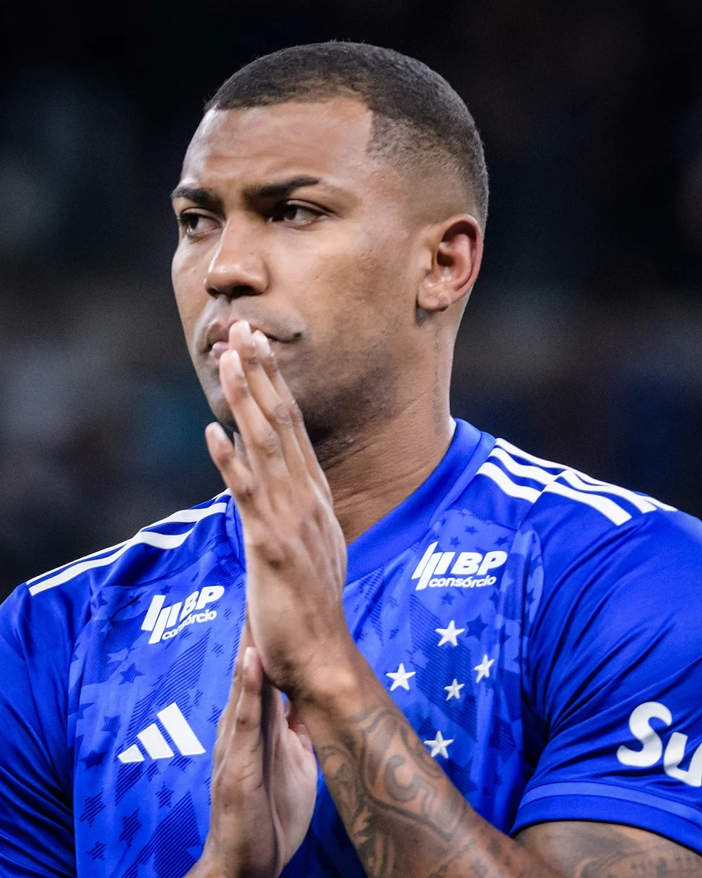 Walace ao Vitória — volante em ação pelo Cruzeiro