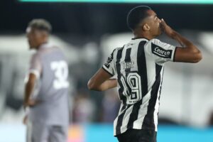 Kayke ao Kawasaki Frontale comemorando gol pelo Botafogo