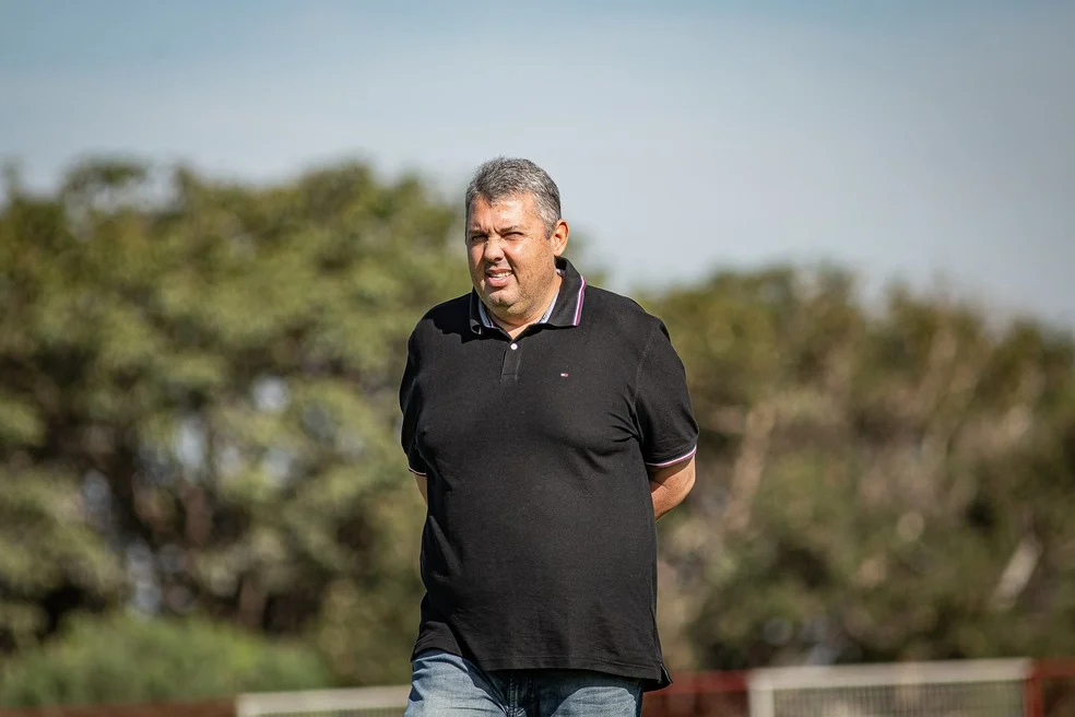 Alarcon Pacheco conduz busca por Vila Nova reforços