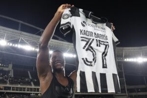 Kadir, atacante do Botafogo, comemorando gol em amistoso pelo Panamá