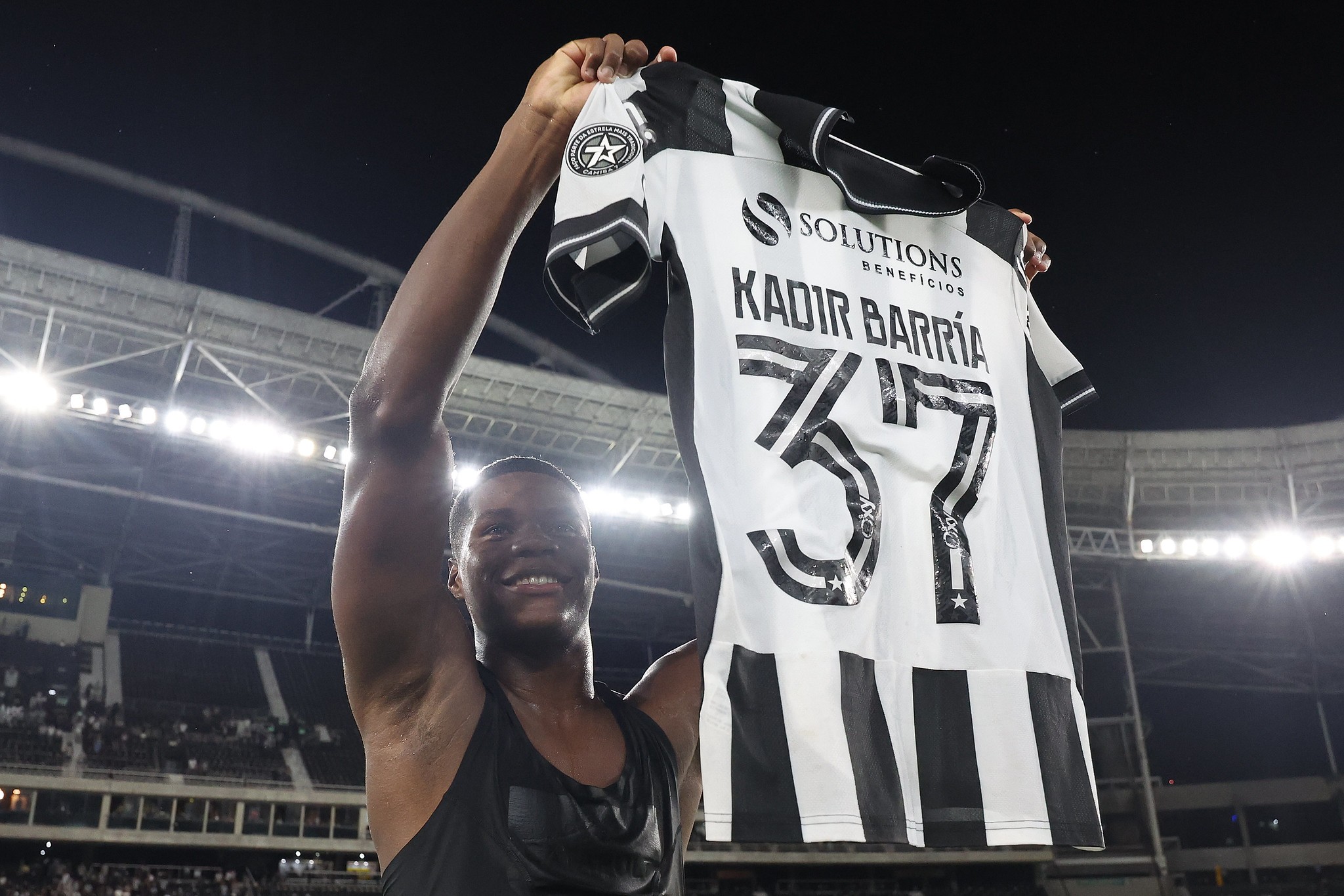 Kadir, atacante do Botafogo, comemorando gol em amistoso pelo Panamá