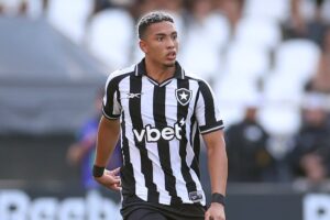 Jordan Barrera com a camisa do Botafogo — transfer ban Botafogo