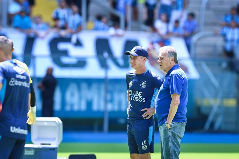 Luís Castro orienta treino do Grêmio antes da janela de transferências