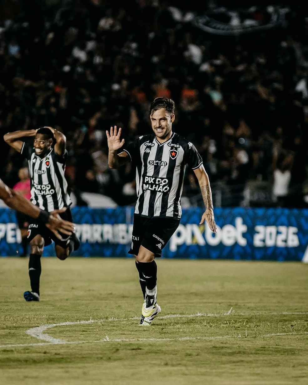 Dudu Nardini vestindo a camisa do Botafogo-PB no Estádio Almeidão