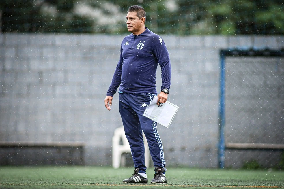 Elio Sizenando em treino — Escalação do Guarani em dúvida