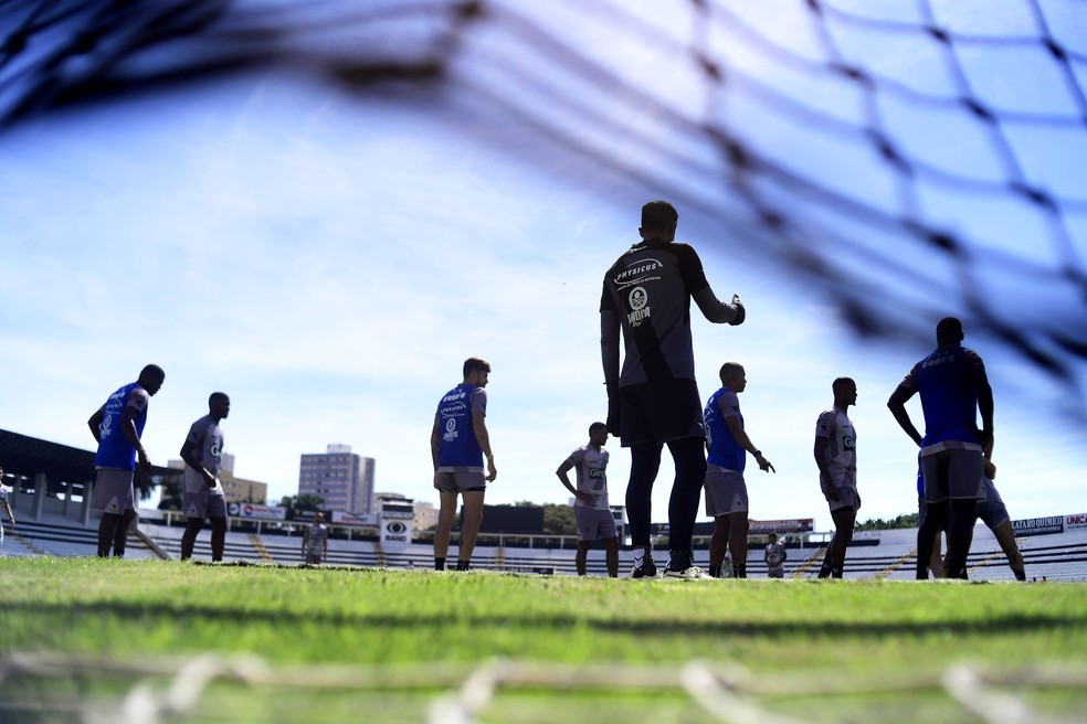 Elenco da Ponte durante treino