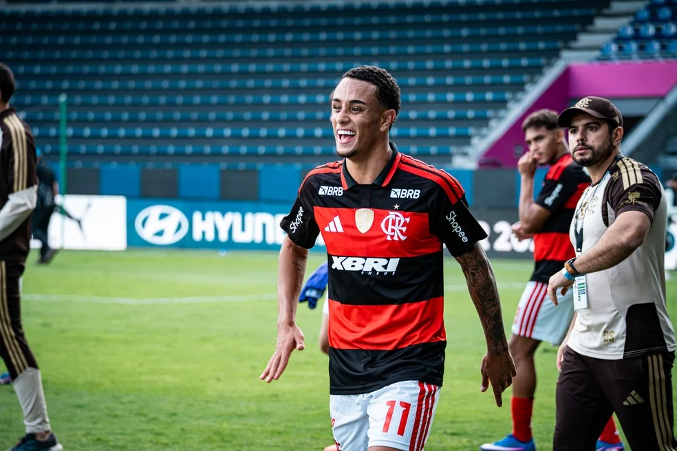 Ryan Roberto com a camisa do Flamengo