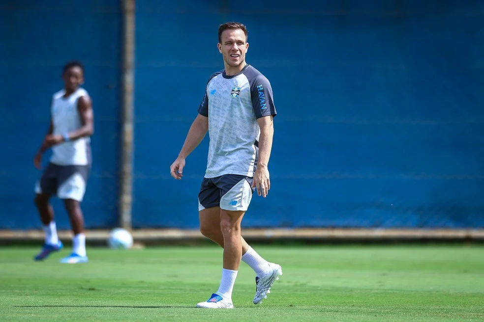 Arthur em treino do Grêmio - proposta para Arthur