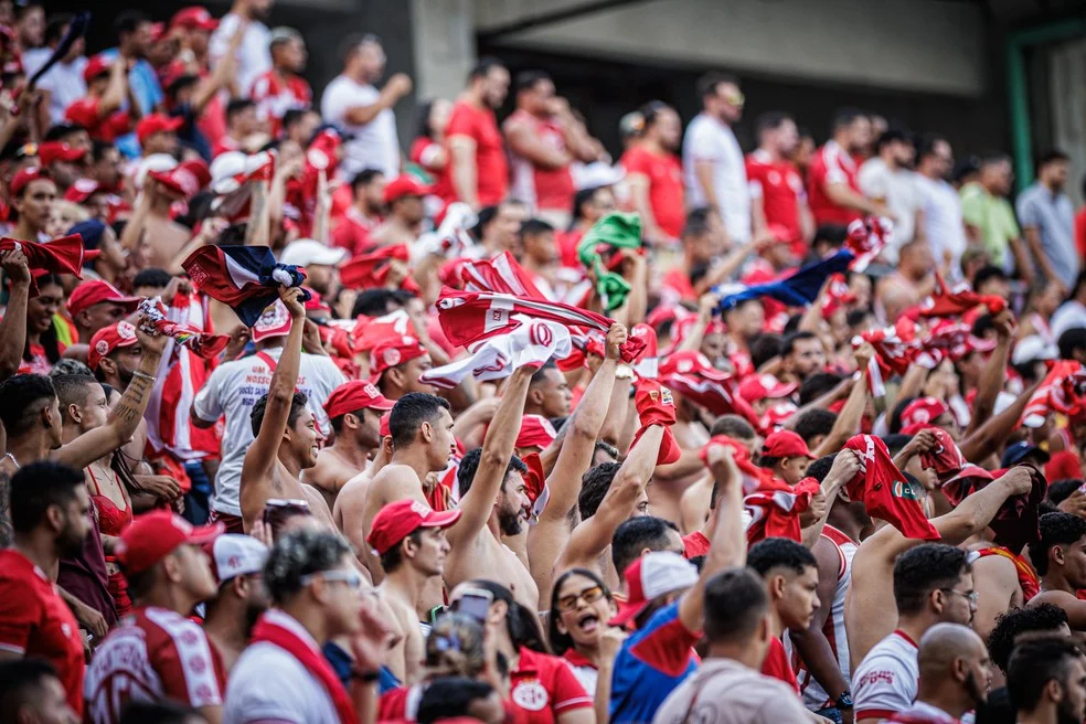 Torcida e jogadores em ação no duelo América-RN x Fluminense-PI na Arena das Dunas