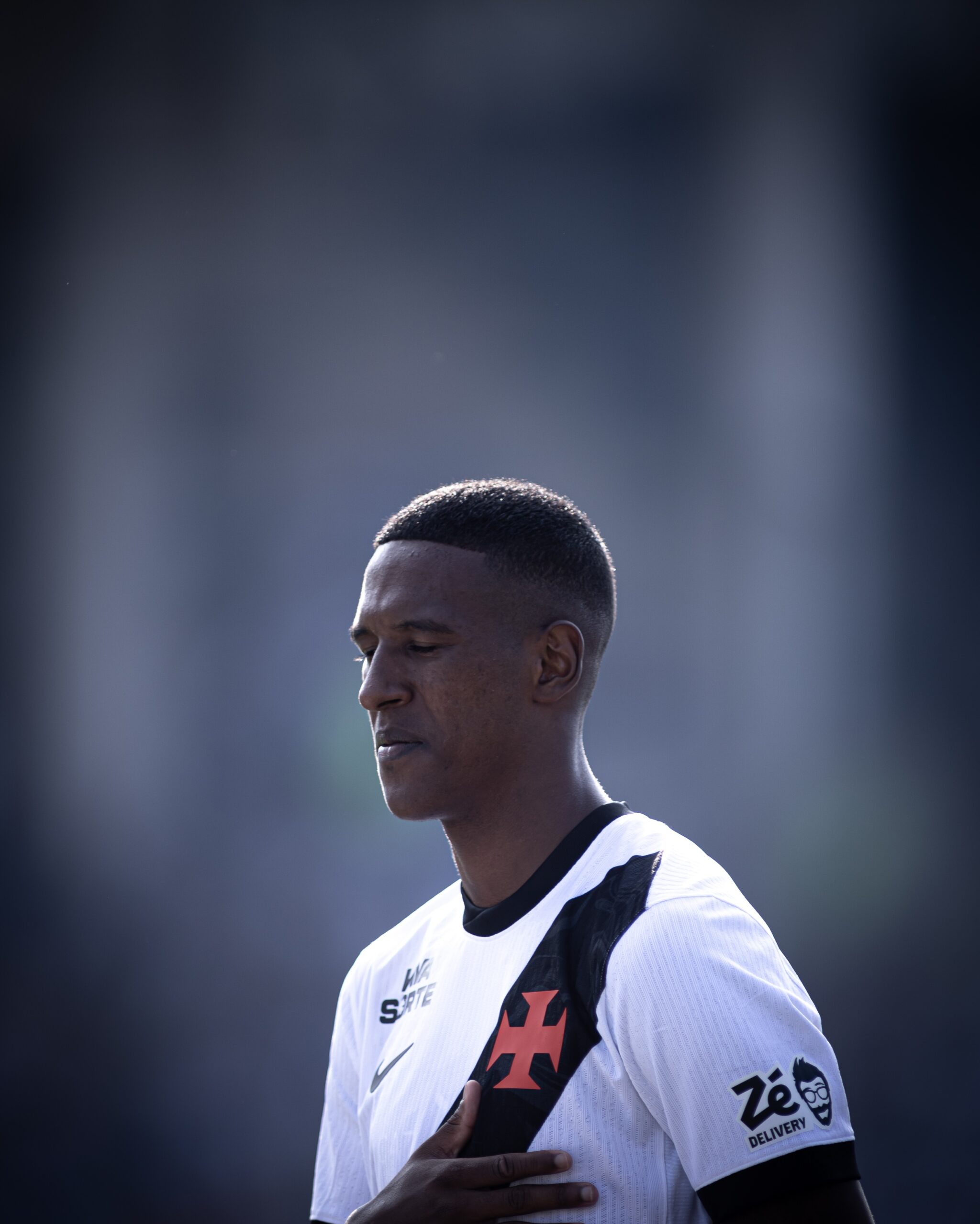 Jogador Robert Renan em ação pelo Vasco
