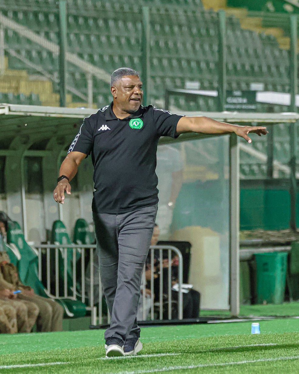 demissão de Celso Rodrigues — Celso em atividade no clube