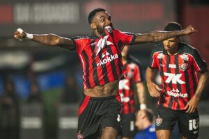 Ramon comemorando — jogadores emprestados pelo Inter
