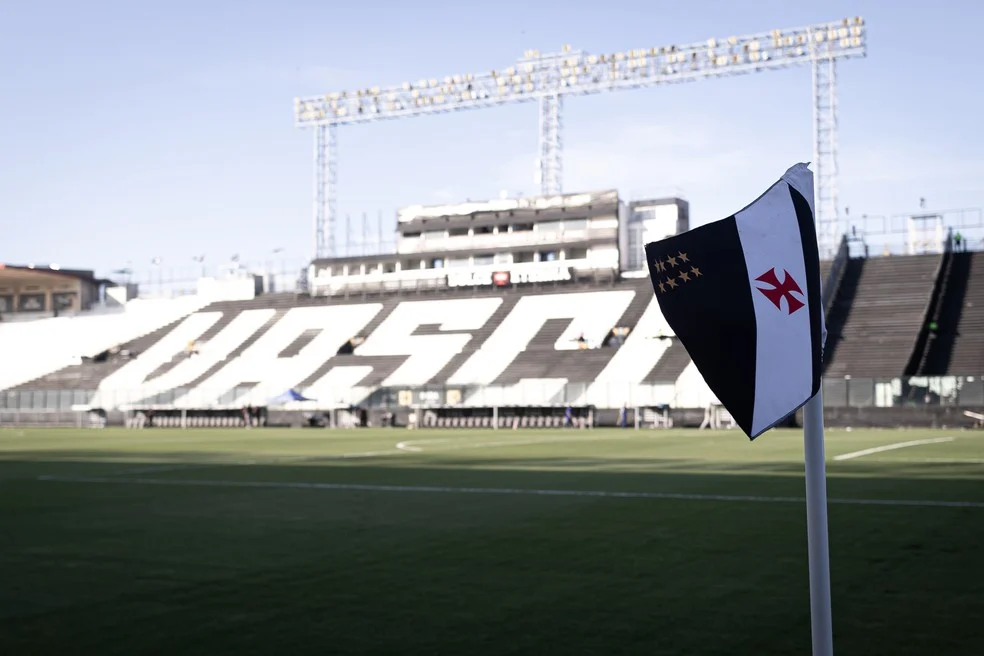 Bandeira do Vasco no estádio — vender a SAF em discussão