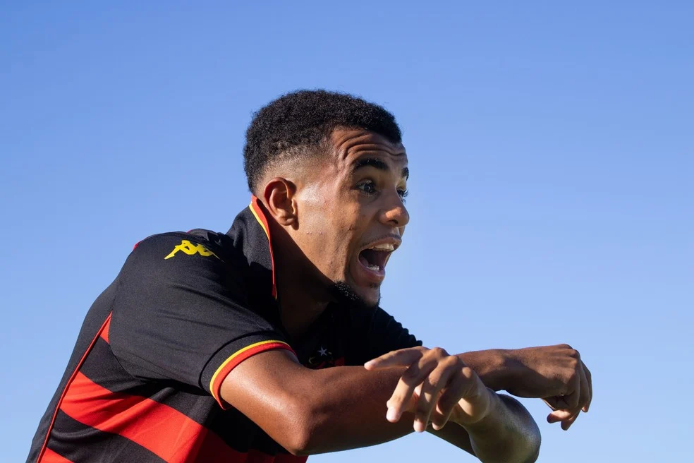 Arthur Maron em comemoração pelo Sport