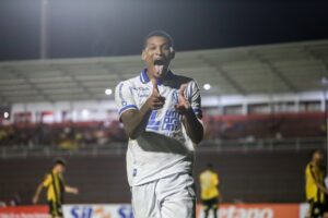 Walace França comemora gol com a camisa do Avaí