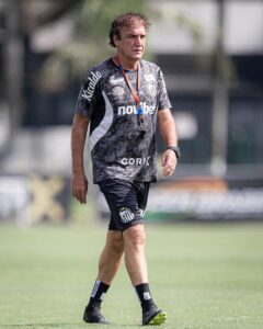 Cuca durante treino e avaliação do elenco do Santos