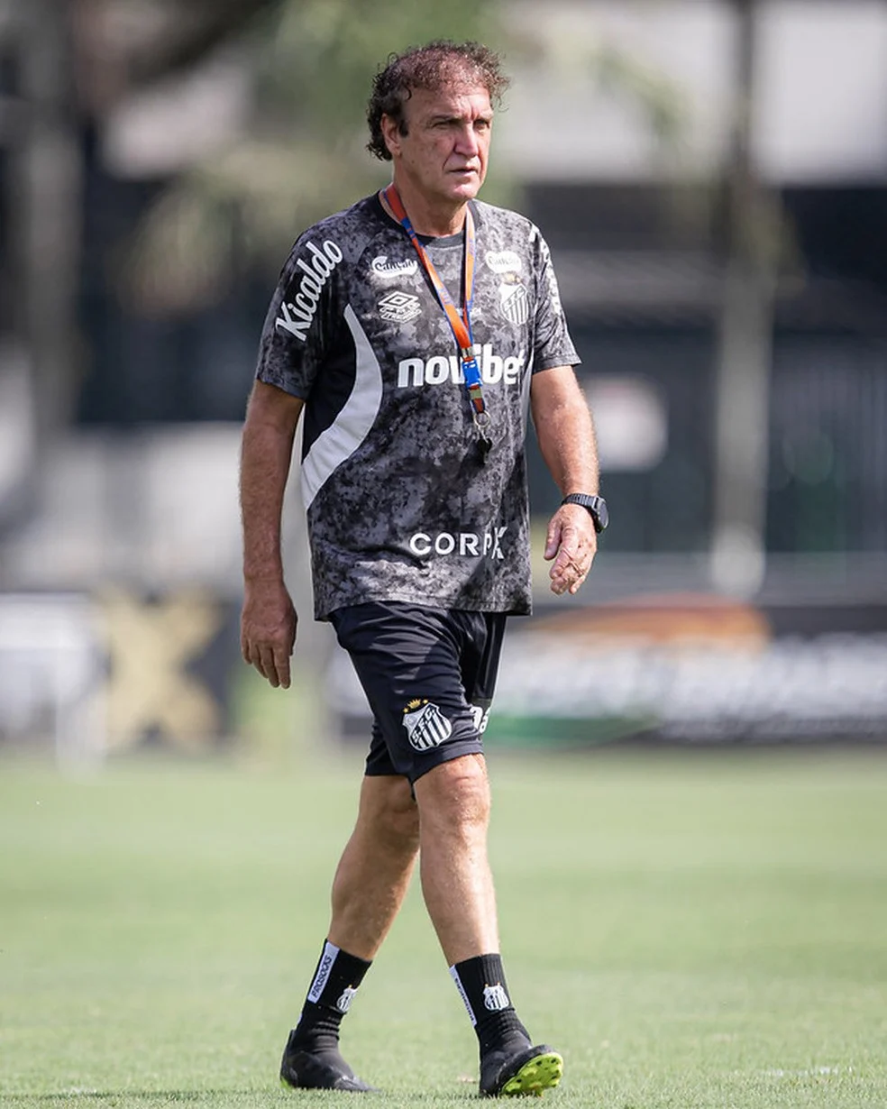 Cuca durante treino e avaliação do elenco do Santos