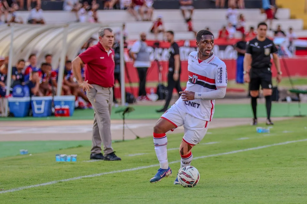 Matheus Sales renova: volante do Botafogo-SP em ação