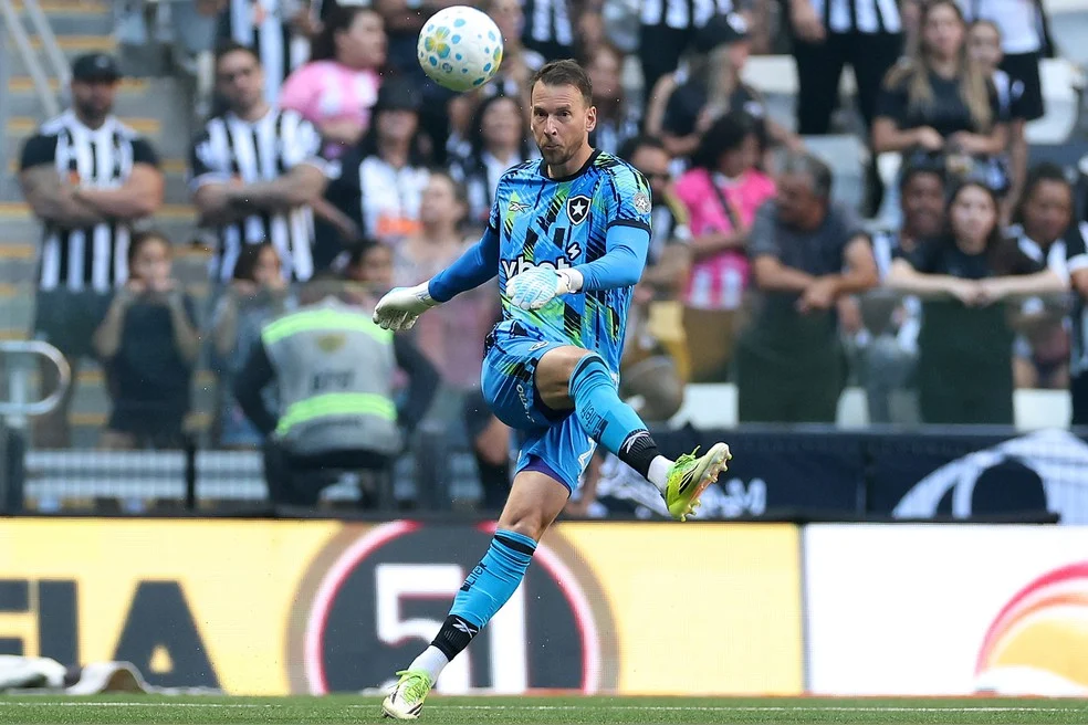 Neto no Botafogo em lance durante jogo