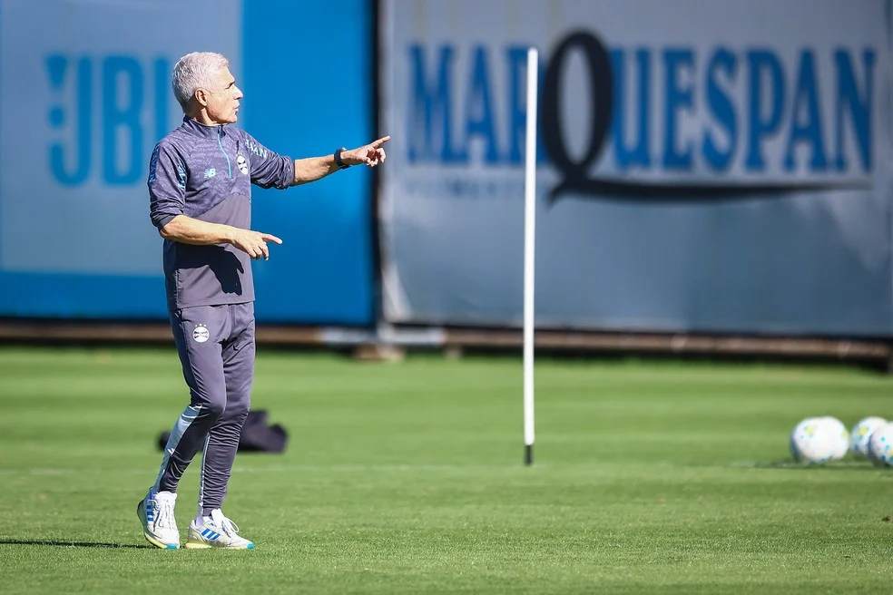 Luís Castro no Grêmio durante treino — Luís Castro no Grêmio