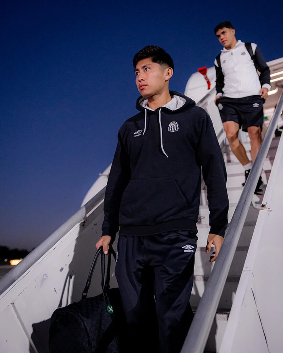 Miguelito em ação pelo Santos; Santos renova com Miguelito até maio de 2029