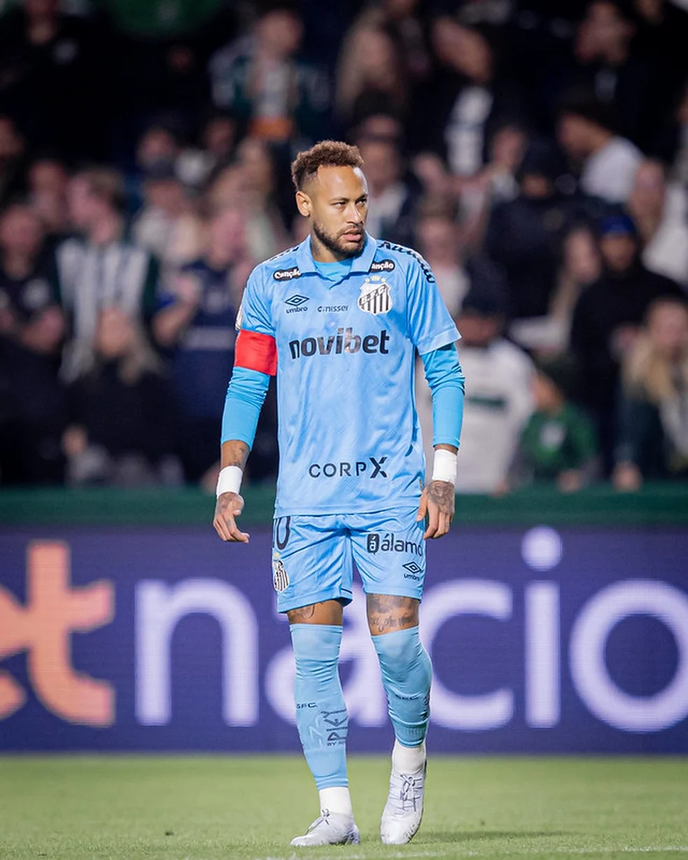 Neymar com a camisa azul do Santos