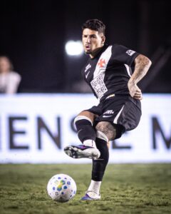 Alan Saldivia em ação pelo Vasco, zagueiro do Vasco