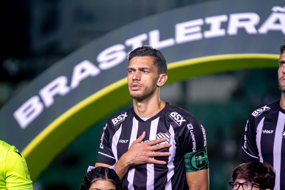 Lucas Dias Figueirense em foto com a braçadeira