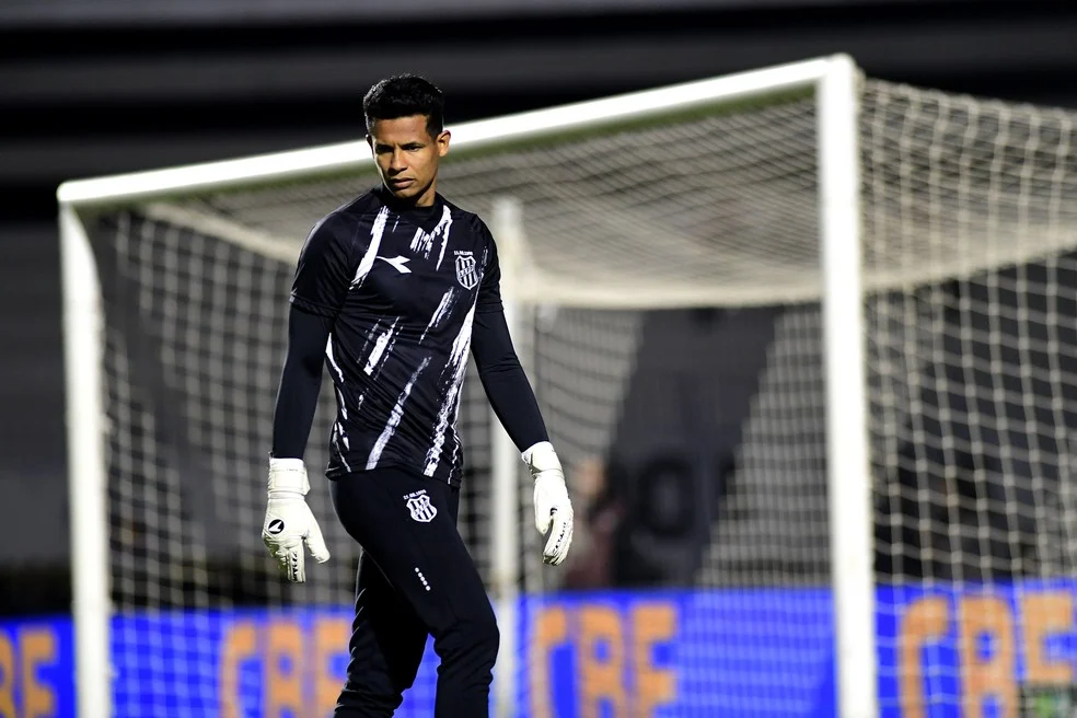 Diogo Silva em ação com a camisa da Ponte Preta