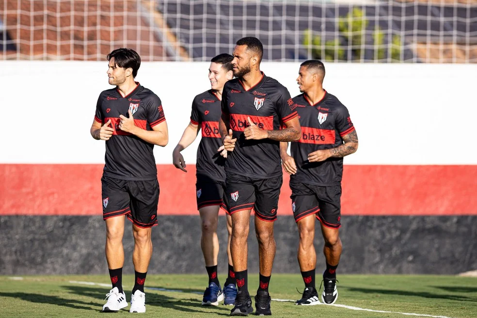 Atlético-GO busca embalar: jogadores no treino antes de jogo no Antônio Accioly