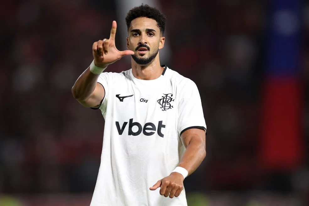 Chris Ramos comemorando gol pelo Botafogo