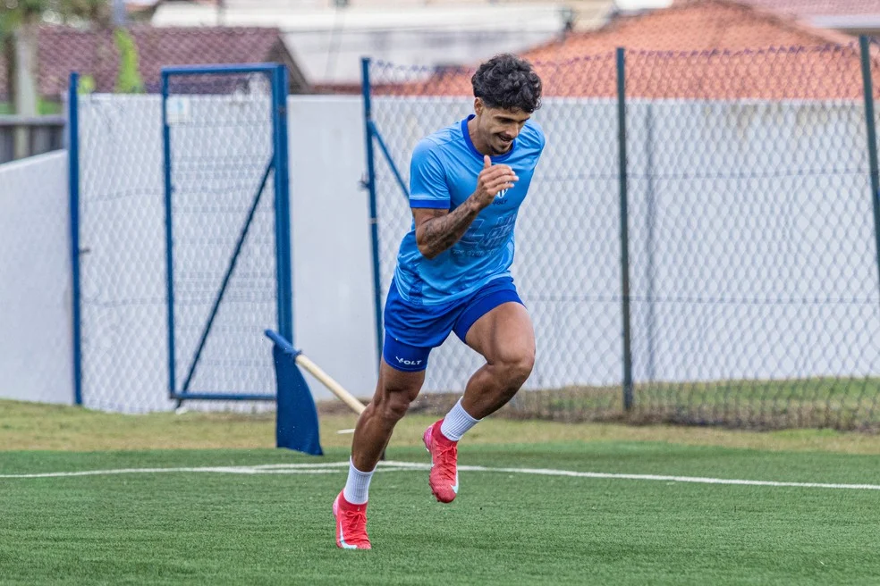 Daniel Penha em treino do Avaí — Lesões do Avaí