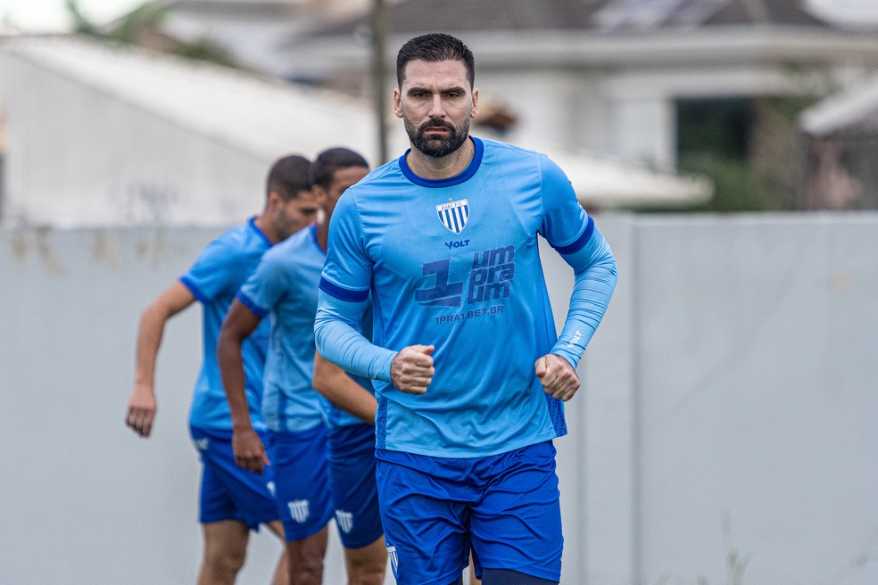 Léo Gamalho em treino do Avaí - Avaí pode usar reforços