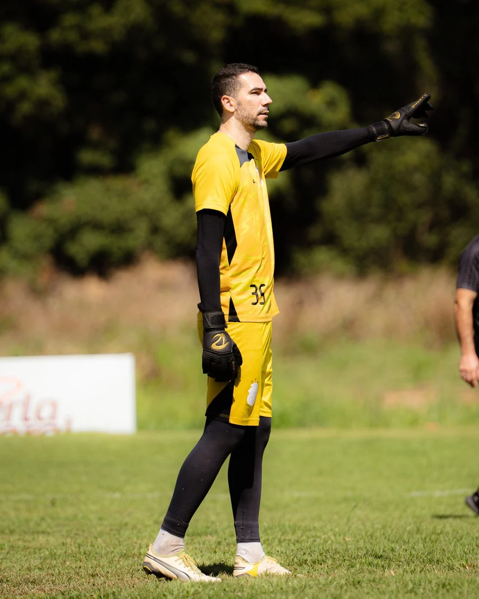 Wellington Lima, goleiro do Imperatriz, em ação durante treino