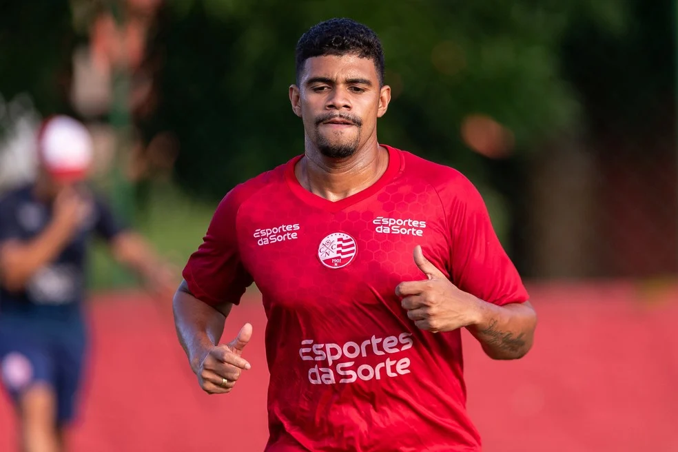 Luiz Felipe reintegrado em treino do Náutico