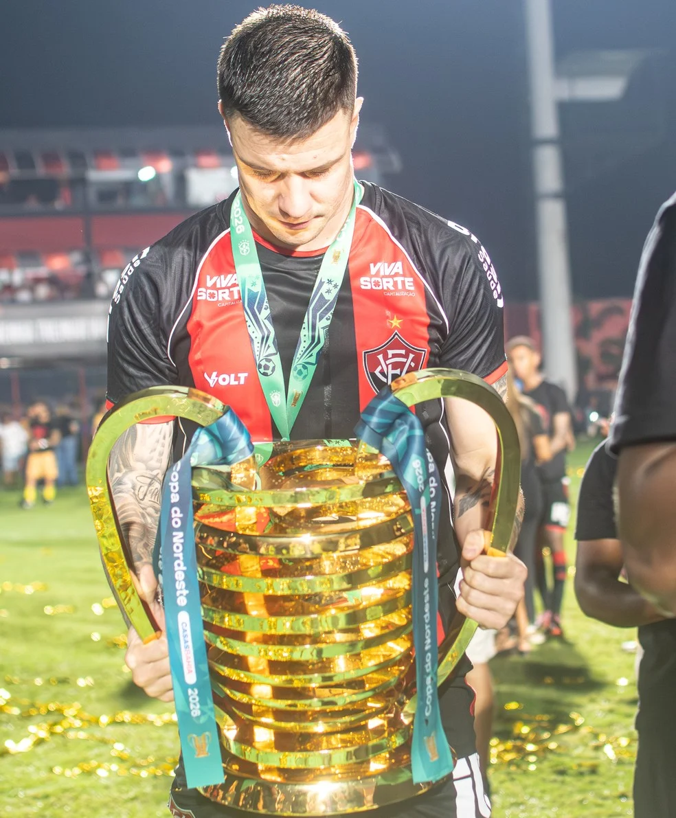 Renato Kayzer no Vitória comemorando com a taça da Copa do Nordeste