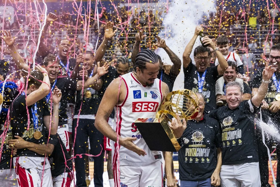 Comemoração da família do Franca após o penta do NBB
