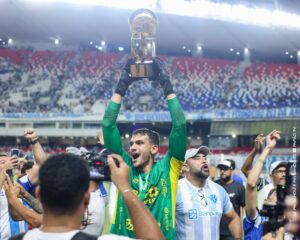 Gabriel Mesquita com as luvas do título da Copa Verde