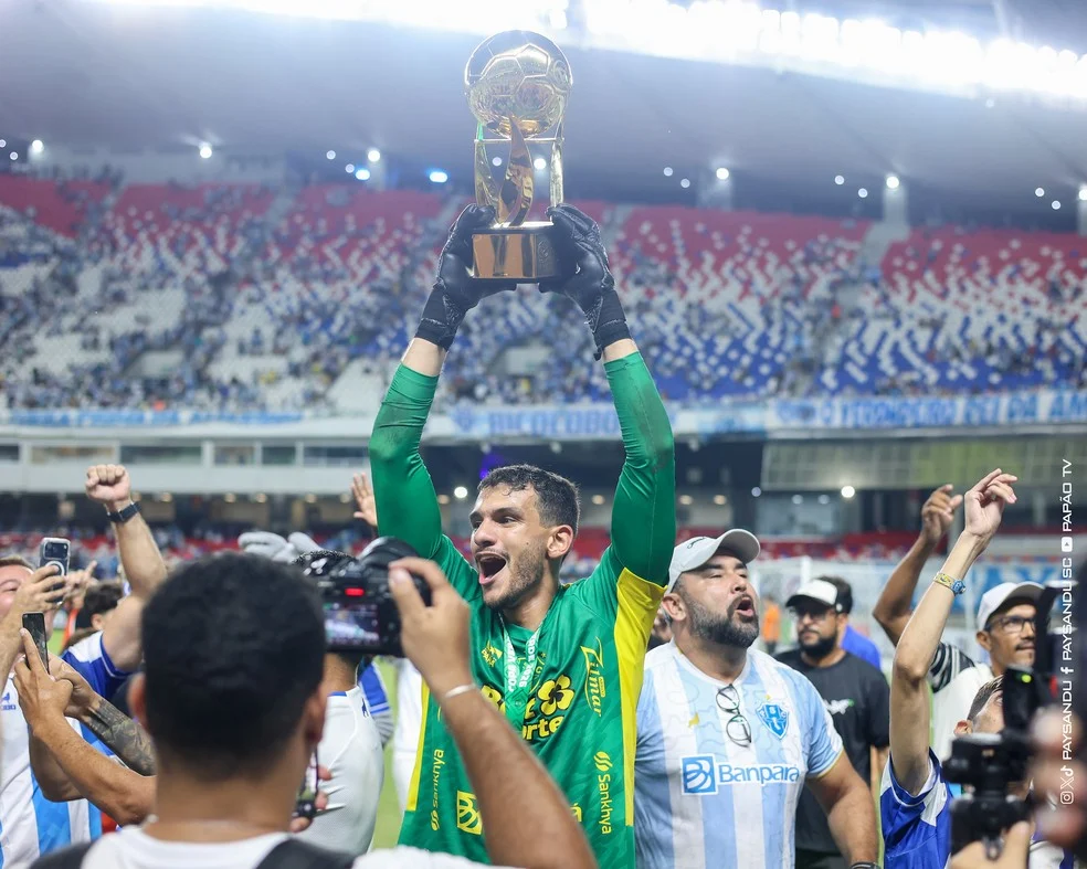 Gabriel Mesquita com as luvas do título da Copa Verde