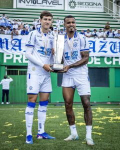 João Maistro com a taça da Copa Sul-Sudeste