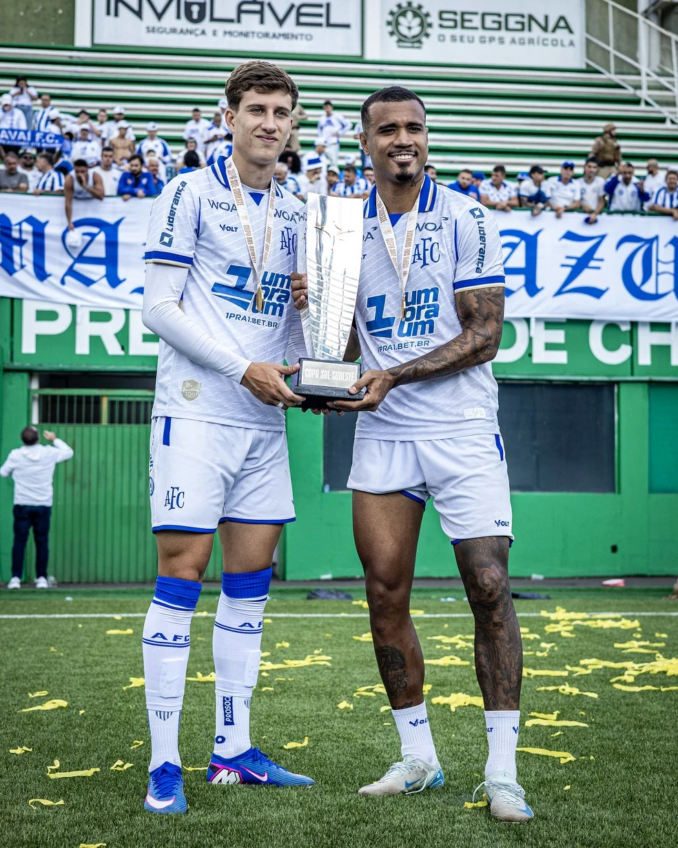 João Maistro com a taça da Copa Sul-Sudeste
