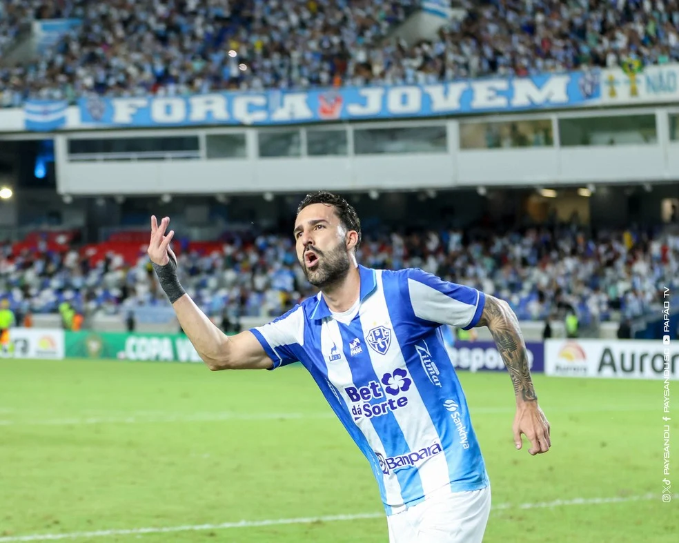 Ítalo e Juninho em comemoração pelo Paysandu