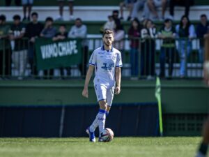 Guilherme Aquino em disputa de bola — Avaí desfalques
