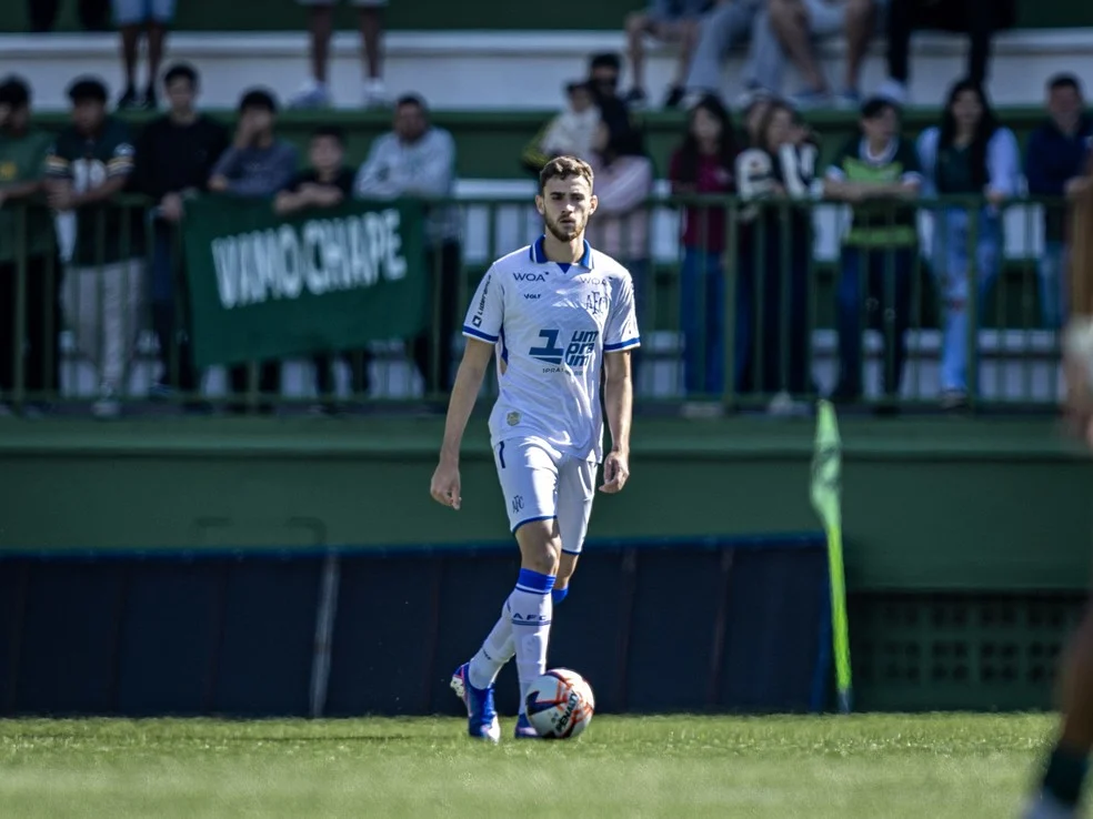 Guilherme Aquino em disputa de bola — Avaí desfalques