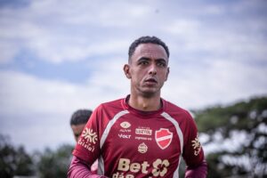 Dodô no Vila Nova em campo após atuar como titular