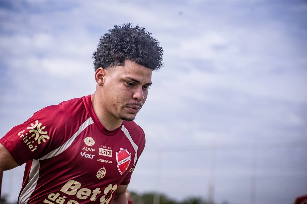 Emerson Urso em treino do Vila Nova